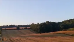 У Польщі лунали вибухи під час атаки рф на Україну, серед поля – вирва (відео)