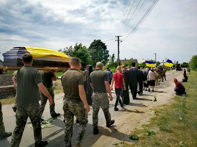 Громада зустріла навколішки: на Волині прощалися з Героєм Олексієм Омельчуком