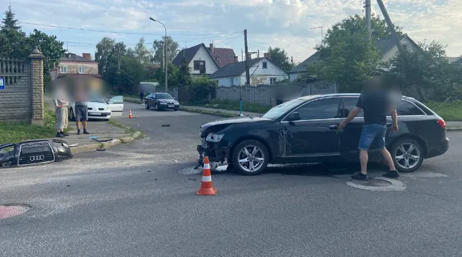 Відлупився бампер: в Луцьку жорстко зіткнулись два легковики (фото, відео)