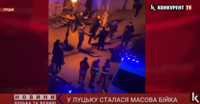 У центрі Луцька сталася масова бійка – одного з дебоширів затримали (відео)
