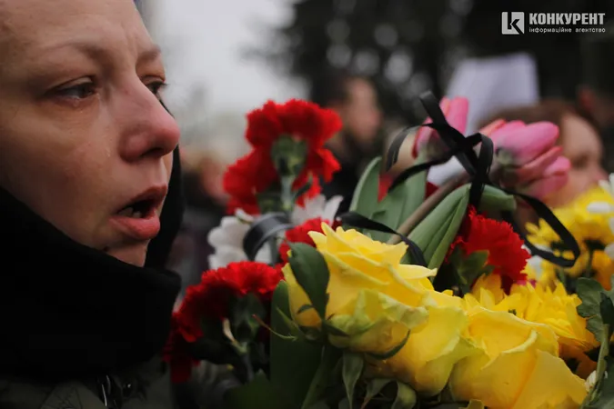 У Луцьку на колінах попрощалися зі ще одним загиблим Героєм (фото)