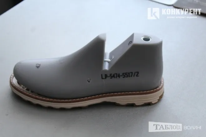 Пошиття чоловічого взуття тут розпочинається із ідеї, яку втілює в життя дизайнер
