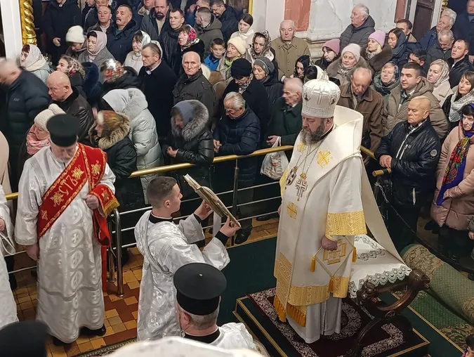 Молитви і колядки: у луцькому соборі Святої Трійці провели різдвяну службу (фото)