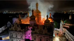 Росіяни атакували Києво-Печерську лавру – палає Успенський собор (фото, відео)