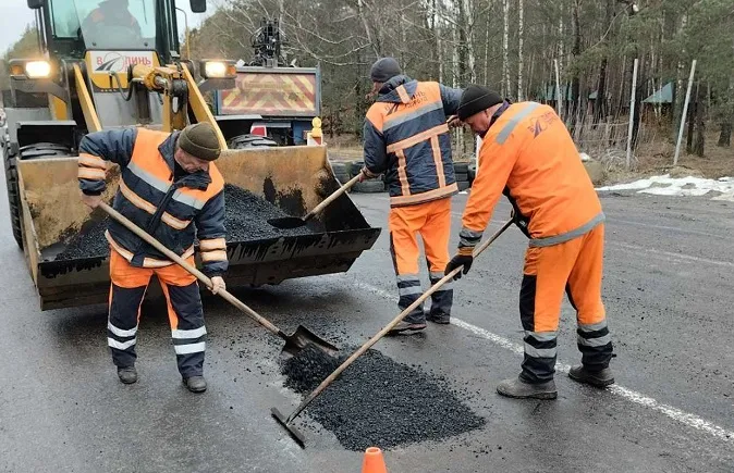 На Волині латають ями на трасах держзначення (фото)