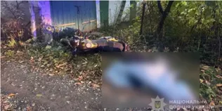 Не впорався зі швидкістю: на Волині 26-річний мотоцикліст в'їхав у гараж і загинув (фото)