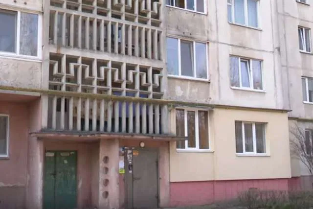 «Особливий» під'їзд: на Соборності у Луцьку відремонтували частину двору