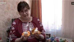 Писанки, зайці та курочки: волонтерка з Луцька створює в'язані вироби до Великодня (відео)