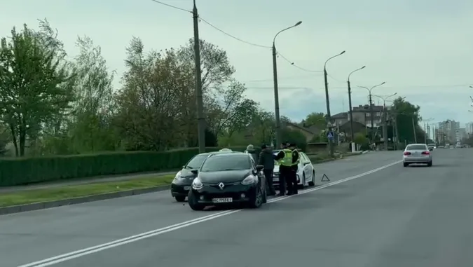 У Луцьку на вулиці Дубнівській сталася аварія – на місці працює поліція (відео)