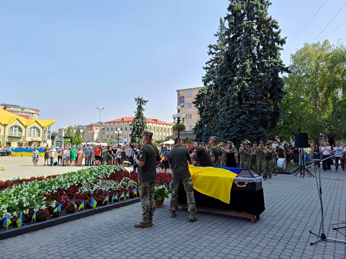 Лишилося двоє синів: у Ковелі попрощалися з матросом Володимиром Гузем (фото)