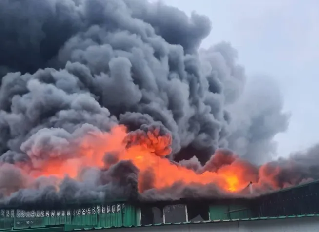 Російські дрони вдарили по підприємству у Маневичах – спалахнула масштабна пожежа