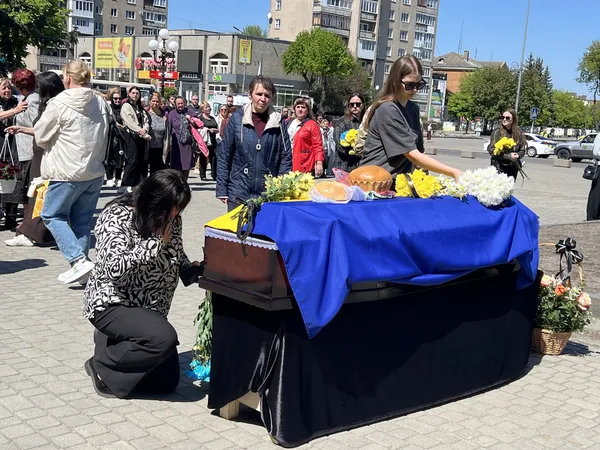 На похорон приїхав «англійський брат»: у Ковелі попрощалися з воїном Володимиром Карпуком (фото)
