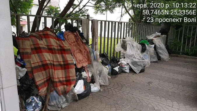 Нічийна будка та гори мотлоху: луцький муніципал натрапив на знахідку в центрі Луцька