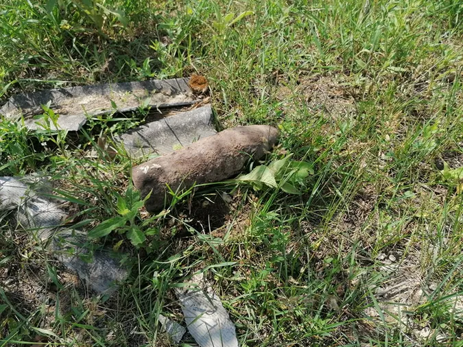 У Чарукові чоловік знайшов на власному подвір'ї артснаряд (фото)