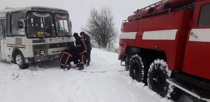 На Волині у снігову  пастку потрапив автобус з дітьми (відео)