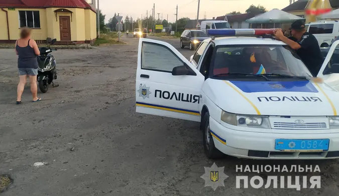 Волинянка їхала на мопеді без шолома і хотіла це «залагодити» з поліцейськими