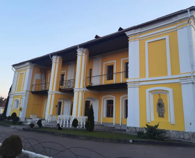 Палаци та монастир: показали столітні фото Жидичина (фото)