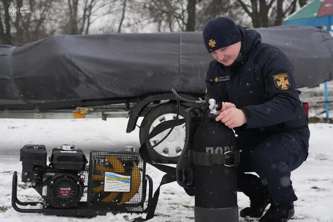 У Луцьку до рибалок на Теремнівських ставках завітали водолази (фото)