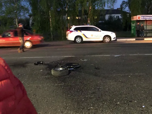 Відлетіло колесо: у Ковелі мотоцикліст влетів у «жигулі» (фото)
