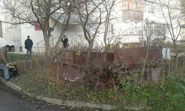 Муніципали продовжують зносити саморобні паркани у Луцьку (фото)