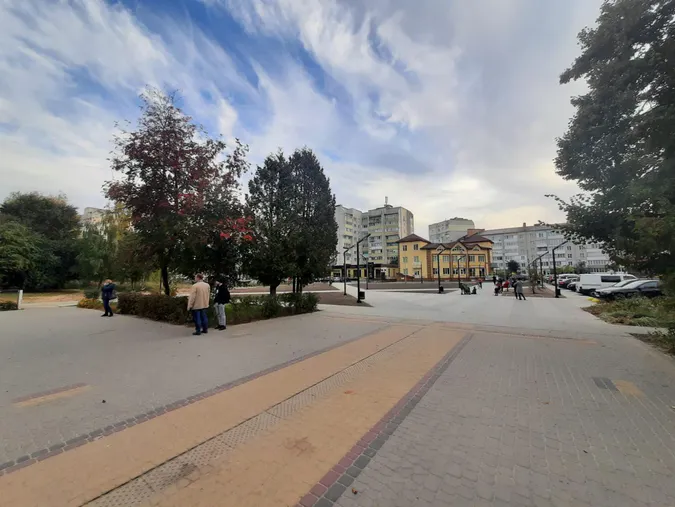 У Луцьку завершили роботи у сквері біля 26 школи: як він виглядає (фото, відео)