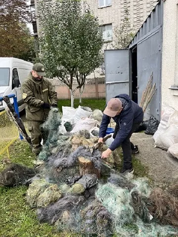 Різали та рубали: на Волині знищили 3600 м браконьєрських сіток (фото)