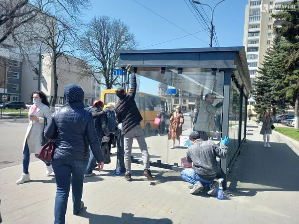 Луцькі комунальники миють «розумні зупинки» (фото)