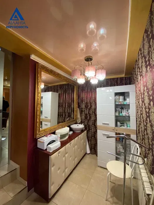 У Луцьку продають приміщення салону краси за 130 тисяч доларів (фото)
