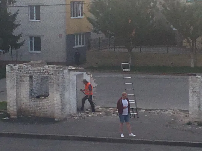 У Луцьку розібрали «діряву» зупинку на Теремнівській (фото)