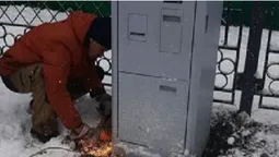 У Луцьку забрали паркомат із площі перед замком Любарта (фото)