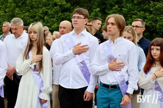 У Нововолинську для учнів пролунав останній дзвоник (фото)