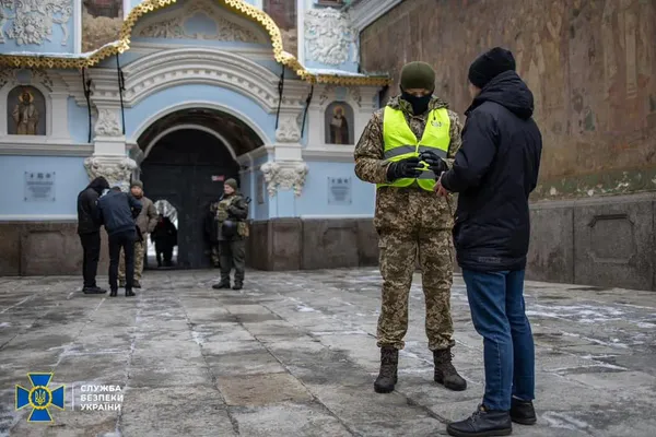 Мільйони готівкою та проросійська література: що СБУ знайшла у  Києво-Печерській лаврі (фото, відео)