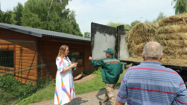 Луцькому зоопарку подарували вантажівку екологічно чистого сіна (фото)