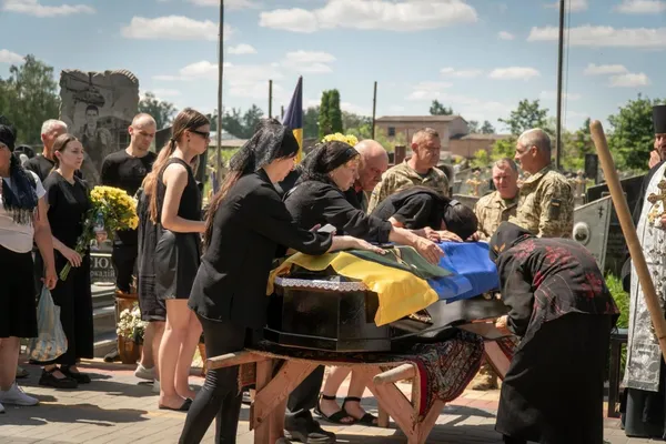 Жив у Рожищі, поховали на Житомирщині: в останню путь провели воїна Віталія Чижевського (фото)