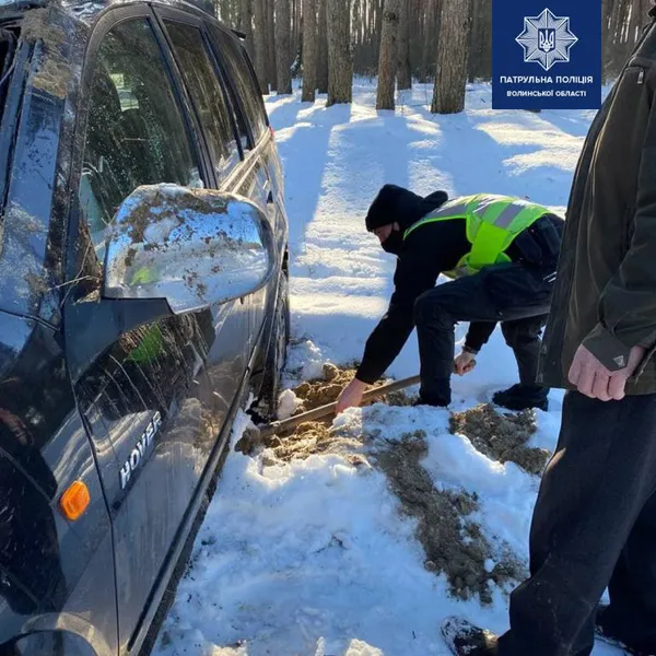 Волинські патрульні витягнули з кювету другу автівку за добу (фото)