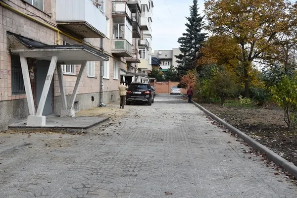Як ремонтують прибудинкові території у Луцьку (фото)