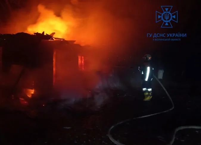 На Волині горіла господарська споруда через замикання електромережі