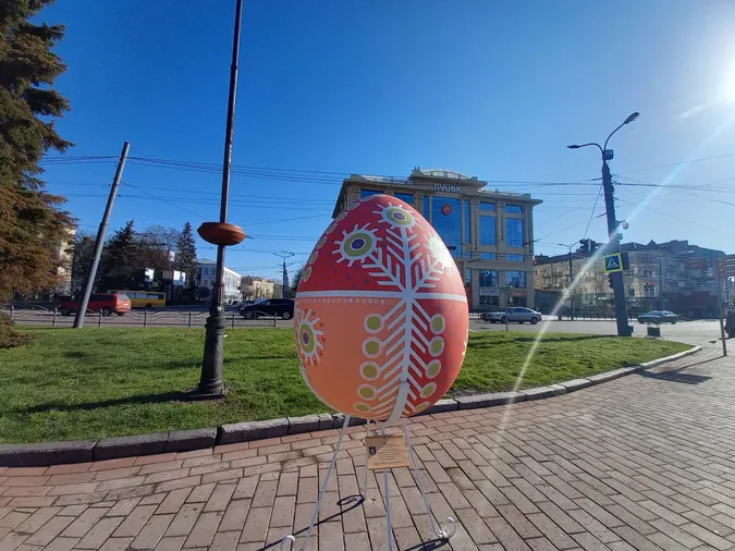 У центрі Луцька встановили декоративні писанки: свято наближається (фото, оновлено)