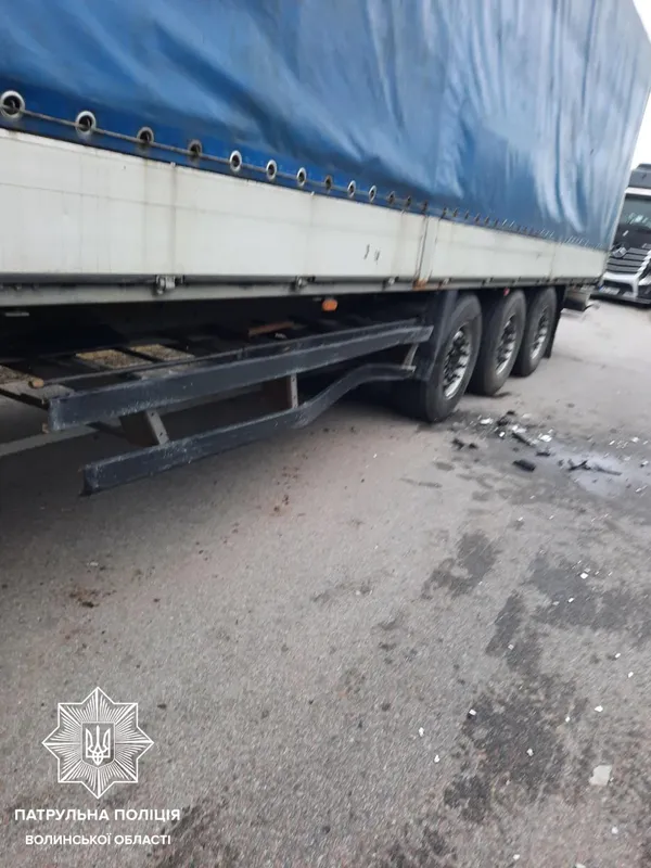 На «Варшавці» жінка на «пежо» протаранила припарковану фуру (фото, відео)