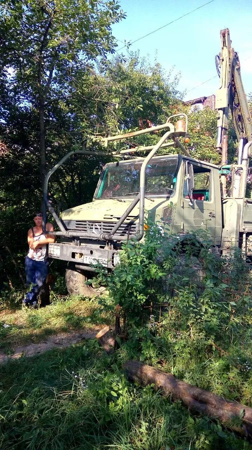 Біля дитмайданчика встановили електроопори: мешканці написали заяву в поліцію. ФОТО