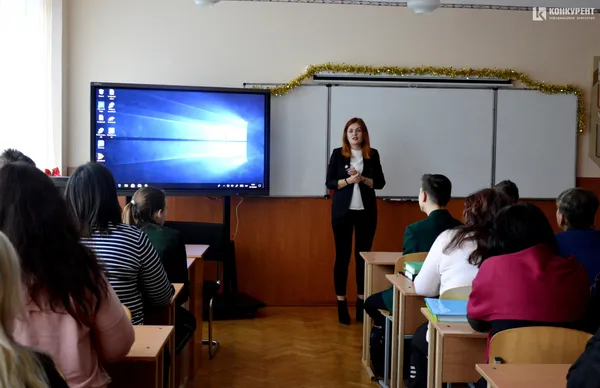 MultiBoard у подарунок: дві луцькі гімназії отримали від депутата інтерактивні панелі (фото)