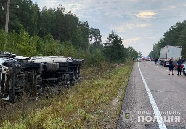 Легковик зіткнувся з вантажівкою під час обгону: деталі страшної ДТП на Маневиччині (фото)