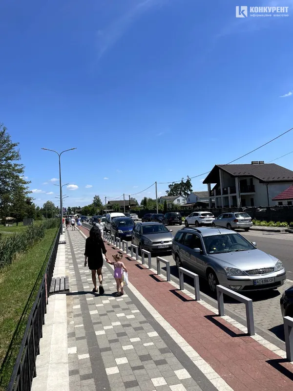 Повні пляжі, черги з авто та пончики: що зараз відбувається на Світязі (фото)