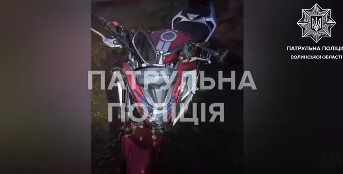 У Зміїнці п'яний мотоцикліст вʼїхав у припарковане авто і втік (відео)