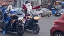У центрі Луцька помітили святого Миколая на мотоциклі (відео)