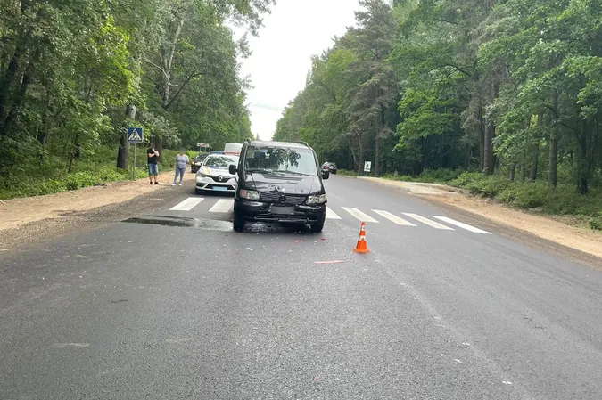Під Луцьком «гольф» збив дівчину, бо його протаранив бус (фото, відео)