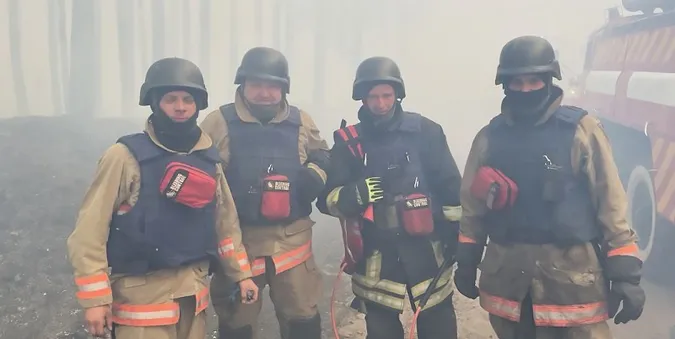 Обстріл – загоряння – виїзд: як рятувальники з Волині працюють на Донеччині (фото)