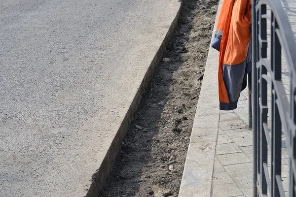 В центрі Луцька після капремонту взялися за облаштування зливової каналізації (фото)