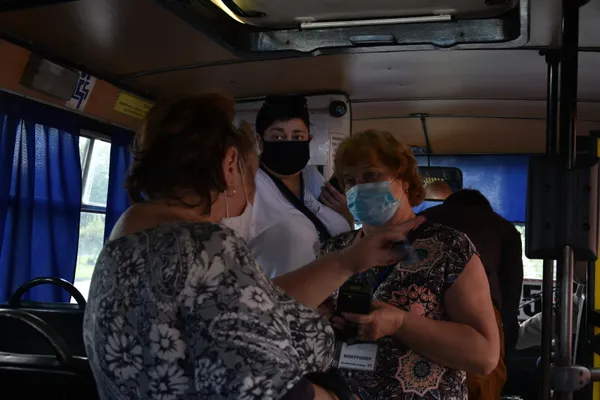 Е-квитки і маски: у Луцьку перевірили пасажирів громадського транспорту (фото)