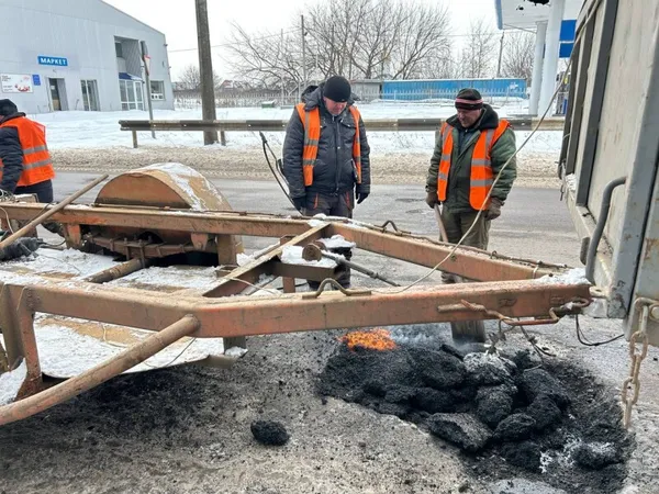 Аварійний ремонт: у Луцьку по всьому місту «латають» ями на дорогах (фото)